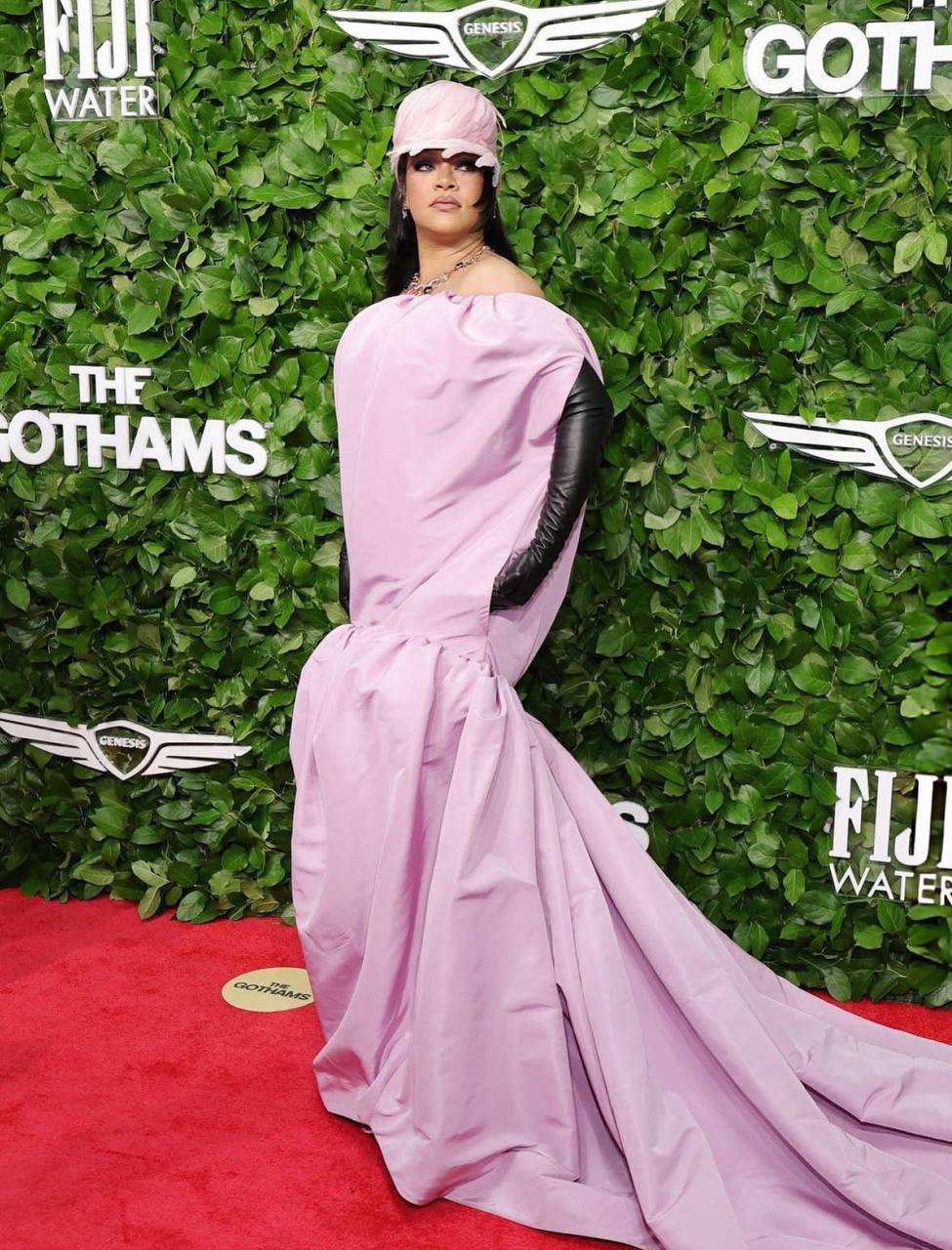 На вручение премий Gotham Film Awards Эль Фаннинг появилась в очень смелом платье, а Рианна завернулась в простыню